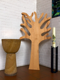 Foto Taufstein, Taufkerze und Taufbaum